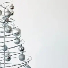 Choinka stelaż z drutu: Pomysły na nietypowe choinki DIY