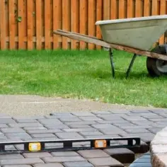 Jak bezpiecznie położyć kostkę na betonowych schodach bez kosztownych błędów