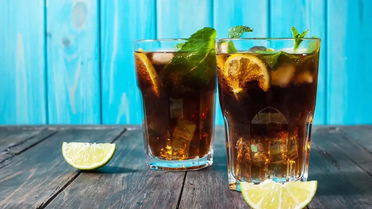 Zdjęcie Proste drinki z rumem ciemnym: Idealne przepisy na Twoją imprezę